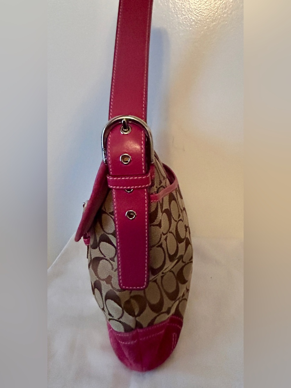 Coach Soho Buckle Shoulder Bag, with Pink Suede corners and trim.  Rare! - Picture 4 of 10